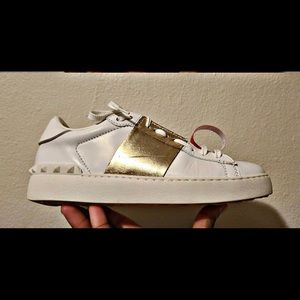 OPEN SNEAKER WITH METALLIC STRIPE